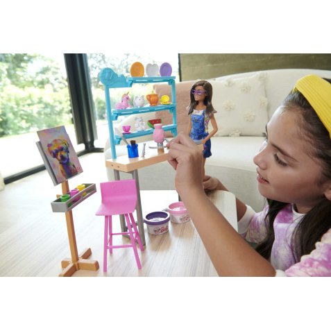 Barbie Relax and Create Atelier - Playset con Bambola e Plastilina per Vasi e Pittura - 25+ Accessori - Alta 29 cm - Regalo per Bambini 3-7 Anni