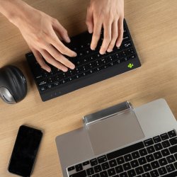 R-Go Tools Clavier ergonomique R-Go Compact Break, clavier compact avec logiciel de pause,AZERTY (FR), Bluetooth, noir