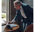 HP Poly Intrauriculares Poly Voyager Free 60+ UC M color Negro Carbono +Adaptador USB-C BT700 +Estuche de carga con pantalla táctil