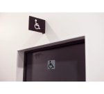 Plaque adhésive imitation aluminium Handicapés 7,5x7,5 cm - Gris