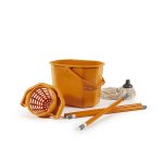 Kit per pavimenti Secchiostrizza - secchio con strizzatore 12 L + mop 240 gr + manico da 130 cm - arancione - Perfetto