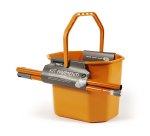 Kit per pavimenti Secchiostrizza - secchio con strizzatore 12 L + mop 240 gr + manico da 130 cm - arancione - Perfetto
