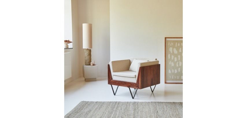 Fauteuil Metric en palissandre massif et tissu beige
