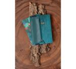 Ginkgo, Trousse en cuir réversible pour carnet A5 (2 faces : un côté cuir teinté vert sapin, un côté cuirisé bleu indigo) avec un élastique 19x7,5 cm