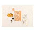 Jardin des Sens, Kit de papeterie contenant un carnet 11x17 cm 64 pages lignées, un crayon de papier, 2 pinces doubles-clip, 10 trombones et une gomme
