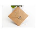 Décorer une invitation, un faire-part, un cachet de cire, beaucoup de possibilités de réalisation avec ces fleurs séchées.