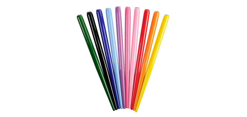 Porte-plume de couleur unie en bois laqué, couleurs assorties, en boite présentoir.