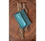 Ginkgo, Trousse en cuir réversible pour carnet A5 (2 faces : un côté cuir teinté vert sapin, un côté cuirisé bleu indigo) avec un élastique 19x7,5 cm