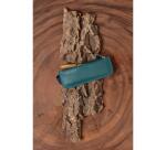 Ginkgo, Trousse en cuir réversible pour carnet A5 (2 faces : un côté cuir teinté vert sapin, un côté cuirisé bleu indigo) avec un élastique 19x7,5 cm