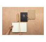 Flying Spirit Black, DaytoDay agenda 19x25 cm, 192 pagina's met stippen, insteektas met balg achteraan, bladwijzer, sluiting met elastiek, geassorteerd - Zwart