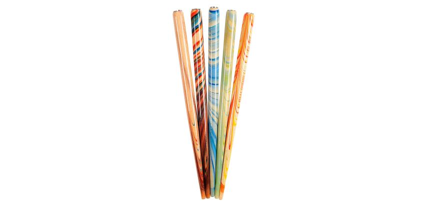 Porte-plume marbré, couleurs assorties, en boite présentoir.