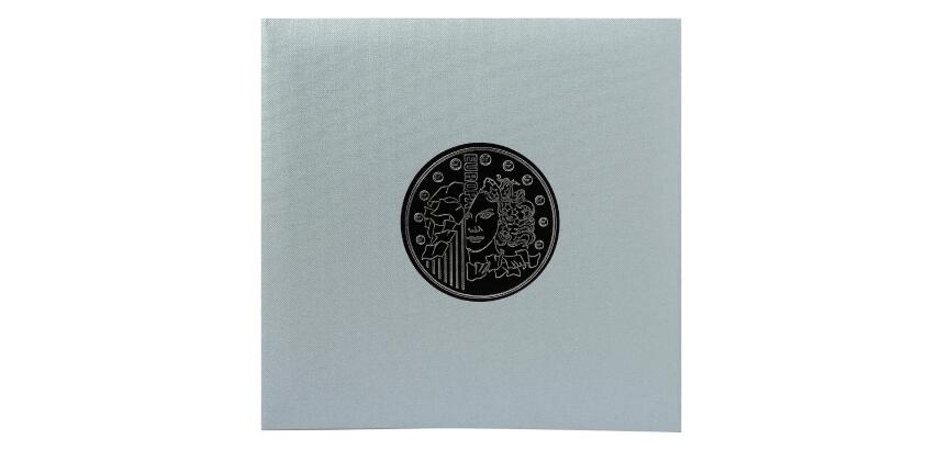 Carpeta de monedas NUMISMATIC 24,5x25 cm - Contiene: 5 hojas transparentes de 43 espacios (96006E) 5 separadores 1 folleto con las monedas de euro por país