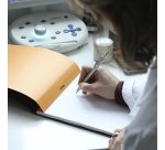 Bloc de bureau n° 18 Rhodia 21 x 29,7 cm agrafé  orange - ligné avec marge -80 feuilles