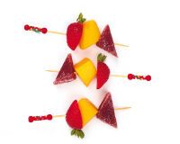 boîte de 200 piques cocktail en bambou à perles rouges 12 cm