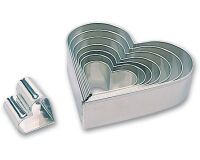 boîte de 8 découpoirs fer blanc coeurs de 4 à 14 cm