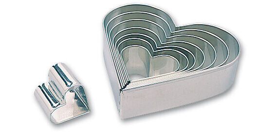 boîte de 8 découpoirs fer blanc coeurs de 4 à 14 cm