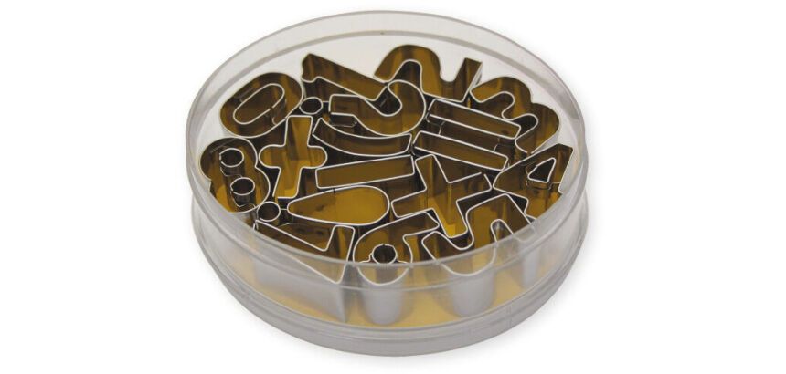 boîte de 16 découpoirs inox chiffres et signes