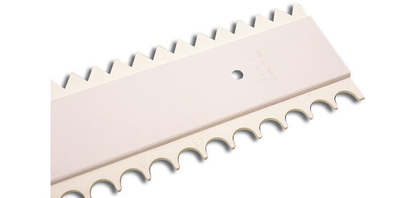 peigne à décor polypropylène à charlotte dentures droite et arrondies 69 cm