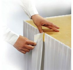 rouleau de 15 mètres de juponnage de table en non tissé plissé blanc, pose par adhésif, h 730 mm