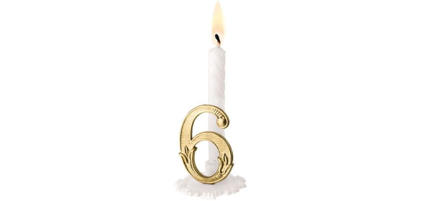 boîte de 10 bougies  blanches sur support, avec chiffre or N°6
