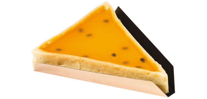 paquet de 200 fonds à part de gâteau en carton métallisé dessus or dessous noir à bords pliables triangulaires 110x90x18 mm