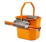 Kit per pavimenti Secchiostrizza - secchio con strizzatore 12 L + mop 240 gr + manico da 130 cm - arancione - Perfetto