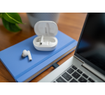 Auricular HP Poly Bluetooth VOYAGER FREE 60+ UC Teams USB-A Blanco con estuche de carga con pantalla táctil