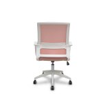 Fauteuil inclinable Ergo535 blanc avec dossier en maille rose, assise en tissu rose et roulettes en nylon
