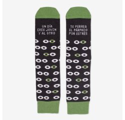 Calcetines "Un día eres joven y al otro te perrea el párpado del estrés" talla 42-46