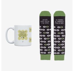 Kit Taza + Calcetines "Un día eres joven y al otro te perrea el párpado del estrés" talla 42-46
