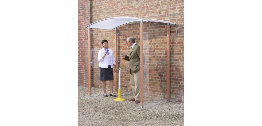 Auvent avec 2 parois plexi fixation contre un mur