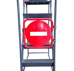Porte de sécurité pour escabeaux et plateformes de travail