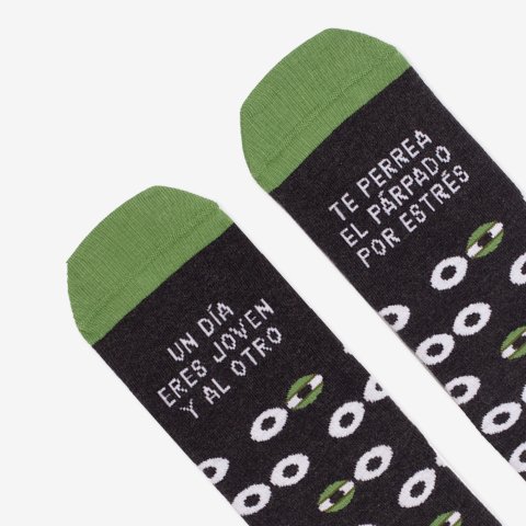 Calcetines "Un día eres joven y al otro te perrea el párpado del estrés" talla 36-41