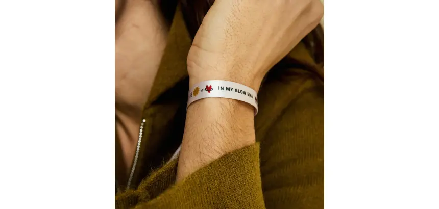 Pulsera de tela "In my glow era"
