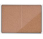 Vitrina de interior Nobo para 18 hojas A4 con superficie de corcho y puerta deslizante