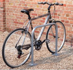 Lot de 2 ranges vélos platine pour 4 vélos
Tube Ø 40 mm + peinture poudre époxy grise
Platine Ø152mm, ép. 5mm et trous de fixation Ø9mm   MODELE CARRE