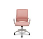 Fauteuil inclinable Ergo535 blanc avec dossier en maille rose, assise en tissu rose et roulettes en nylon