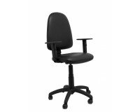 Silla Ayna similpiel negro con brazos regulables y ruedas parqué