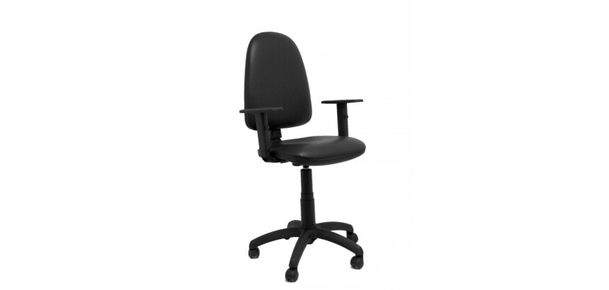 Silla Ayna similpiel negro con brazos regulables y ruedas parqué