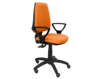 Silla de oficina Elche sincronizada con brazos fijos y ruedas de parquet