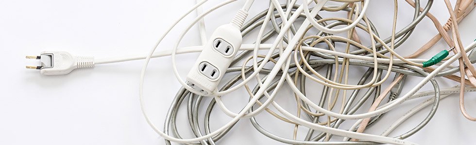 Hoe kunt u elektrische kabels op kantoor verbergen?