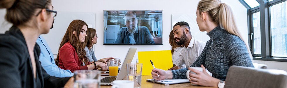 Videoconferentie tussen telewerkers en werknemers op kantoor