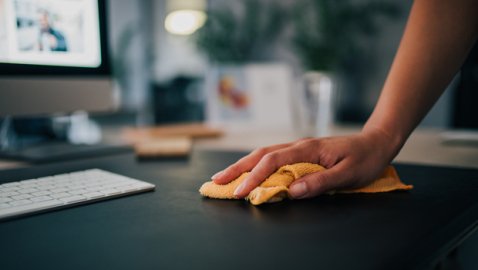 Hoe kunt u uw bureau schoonmaken en desinfecteren?