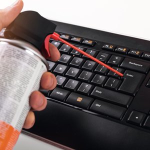 Retirer les saletés avec une bombe à air comprimé