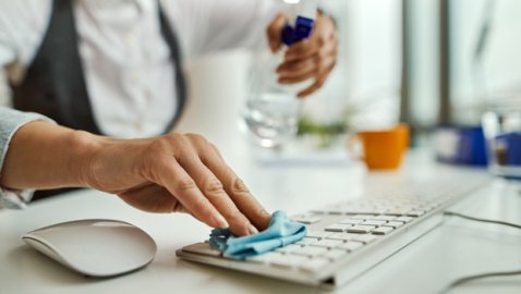 Hoe maakt u de muis en het toetsenbord van uw computer schoon?