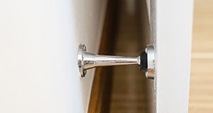 Bloquer les portes avec des cale-porte ou des butoirs de porte