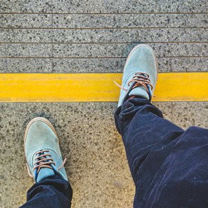 Markeringen op de grond aanbrengen om fysieke afstand af te dwingen