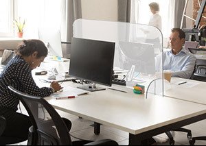 plaatsen van beschermende plexiglas wanden tegen besmetting