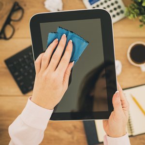 Pour nettoyer votre écran de tablette, passez le chiffon microfibre tout doucement sur votre écran, en faisant des mouvements circulaires.