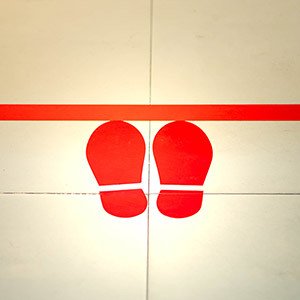 Zorg voor geleidingspalen en vloermarkeringen om wachtrijen te kanaliseren